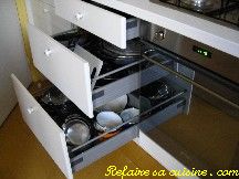 Détail meuble 3 tiroirs rangement ustensiles de cuisson