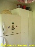 Vue mur droit, réfrigérateur et armoires de rangements
